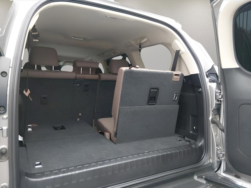 Used 2021 Silver Lexus GX 460 Premium image 21