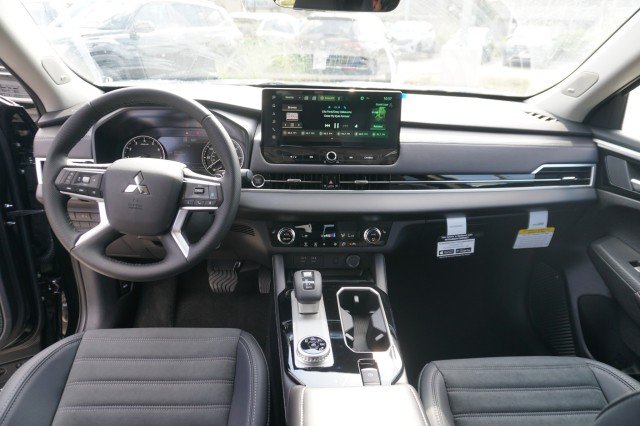 2025 Mitsubishi Outlander SE - Photo 25