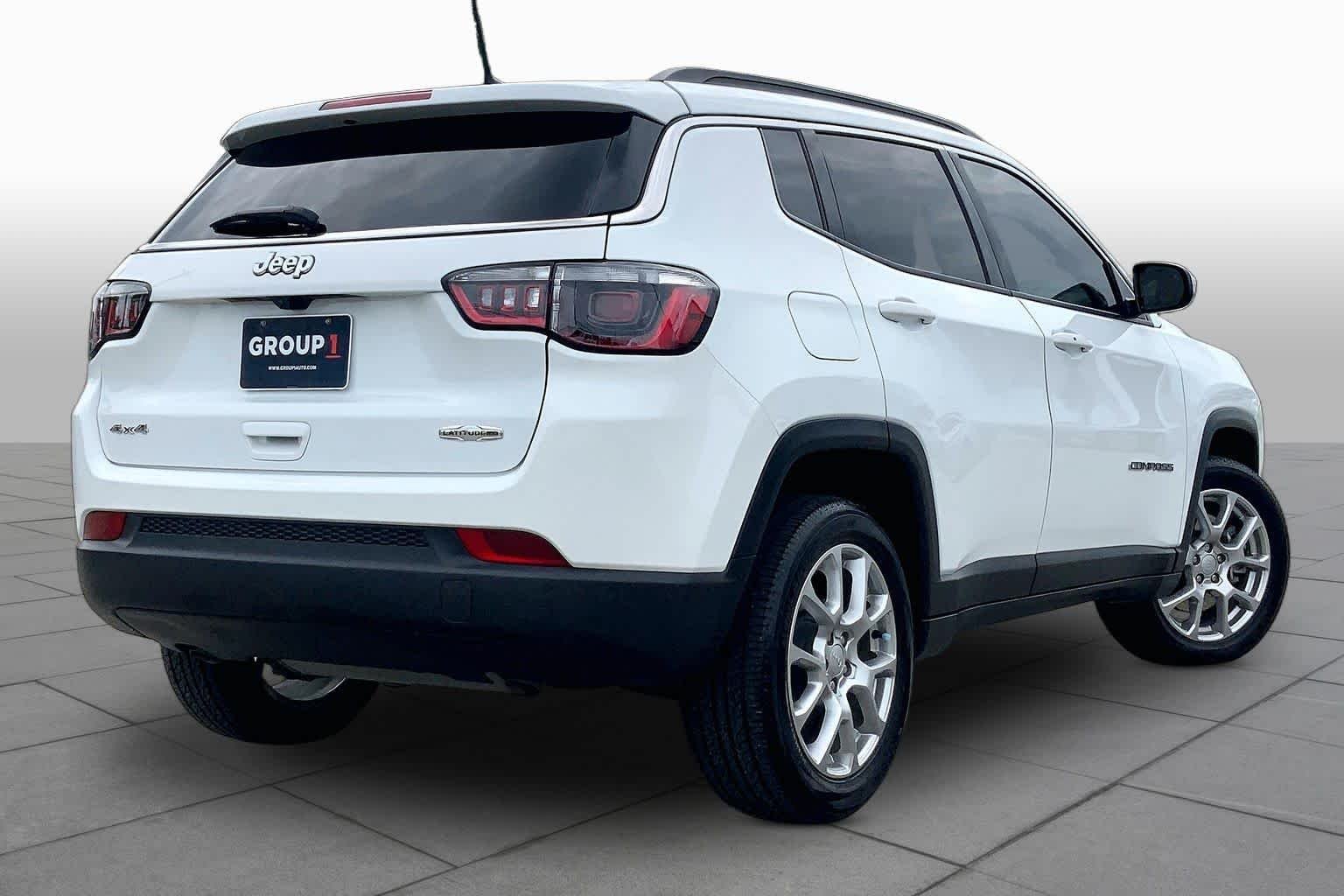 Used 2024 Bright White Clearcoat Jeep Latitude Lux image 13