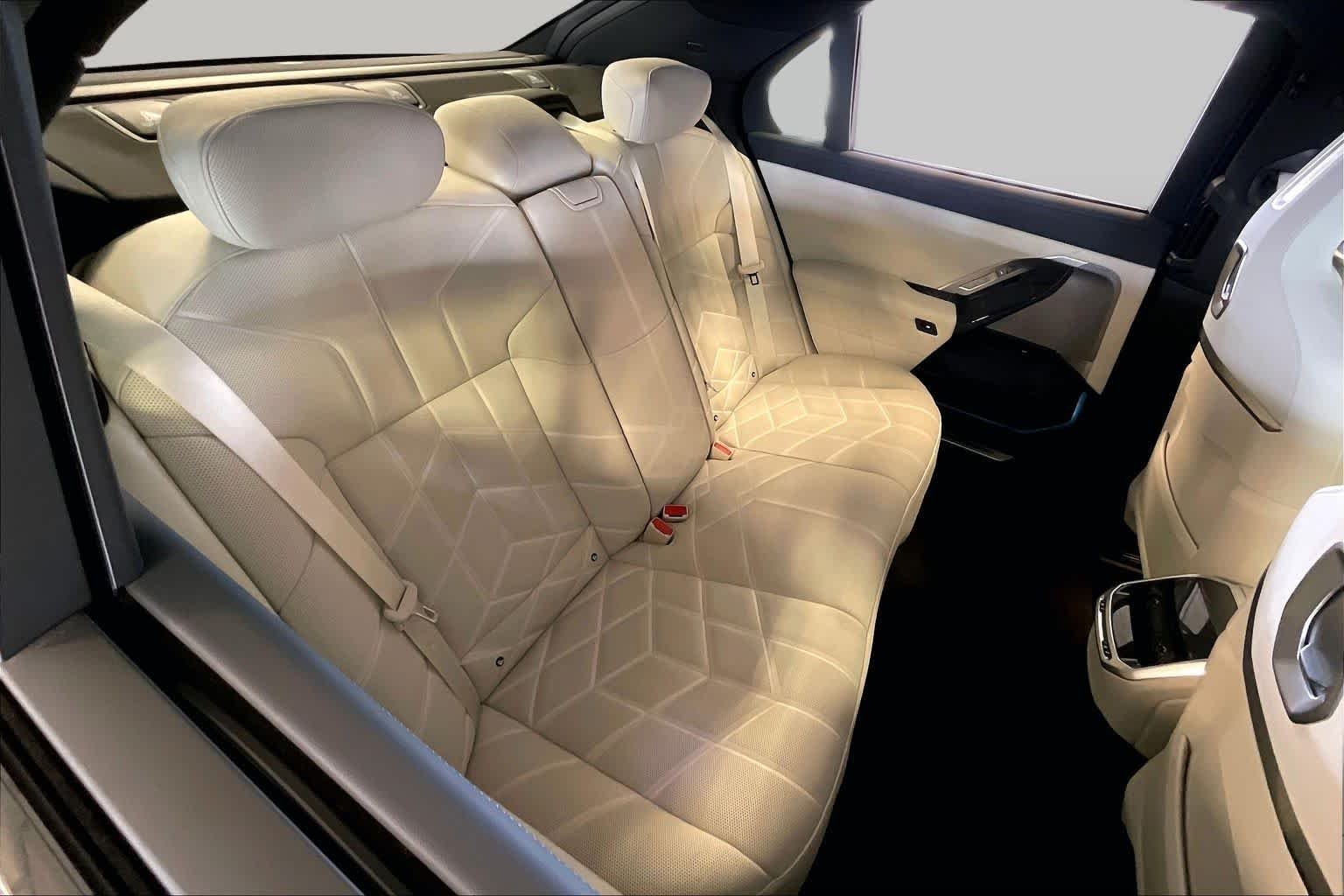 Used 2026 Alpine White BMW 740i image 18