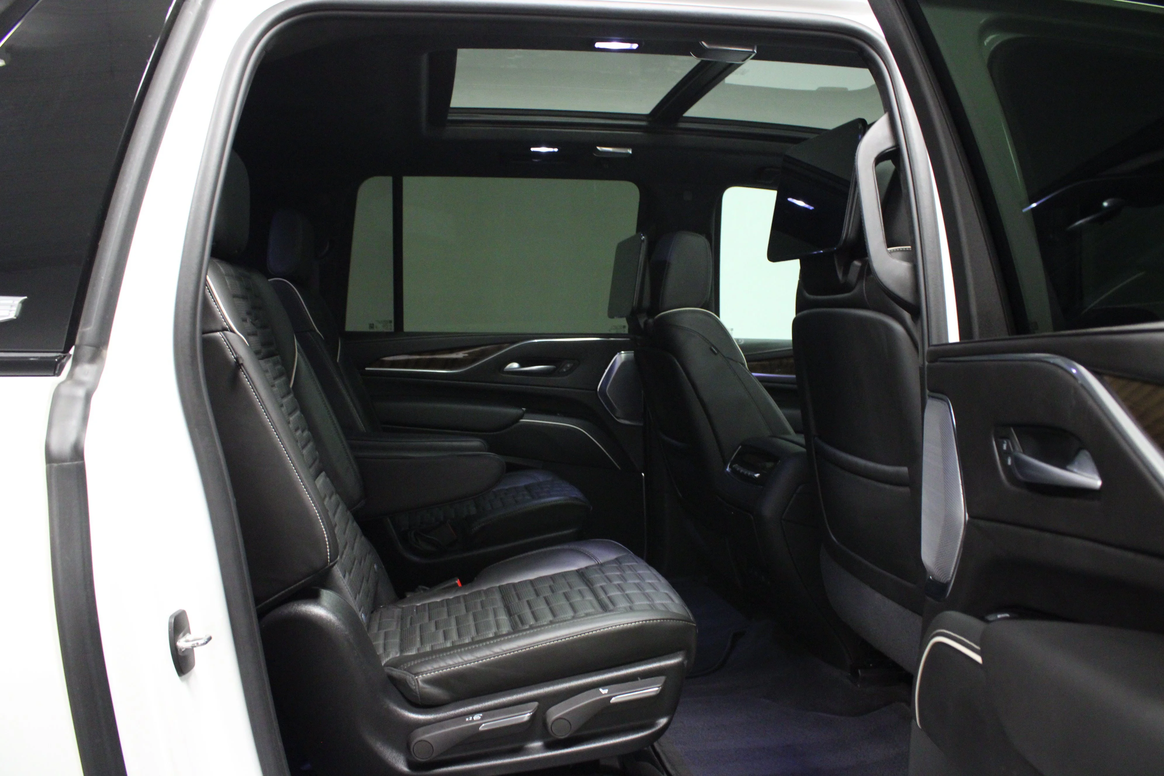 Used 2024 Crystal White Tricoat Cadillac 4WD Sport Platinum image 17