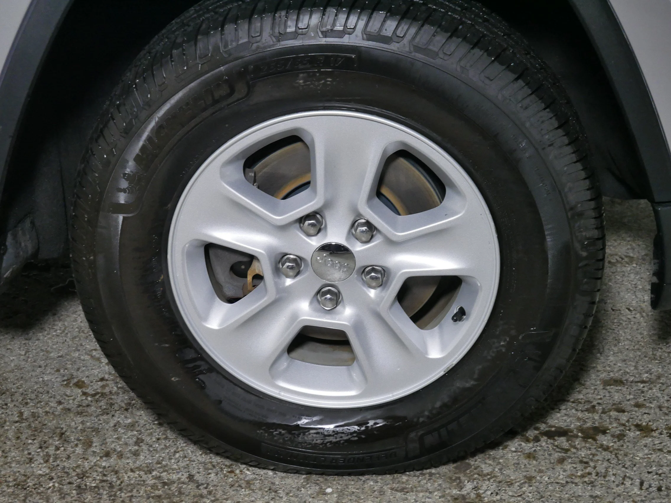 Used 2015 Billet Silver Metallic Clearcoat Jeep Laredo image 15