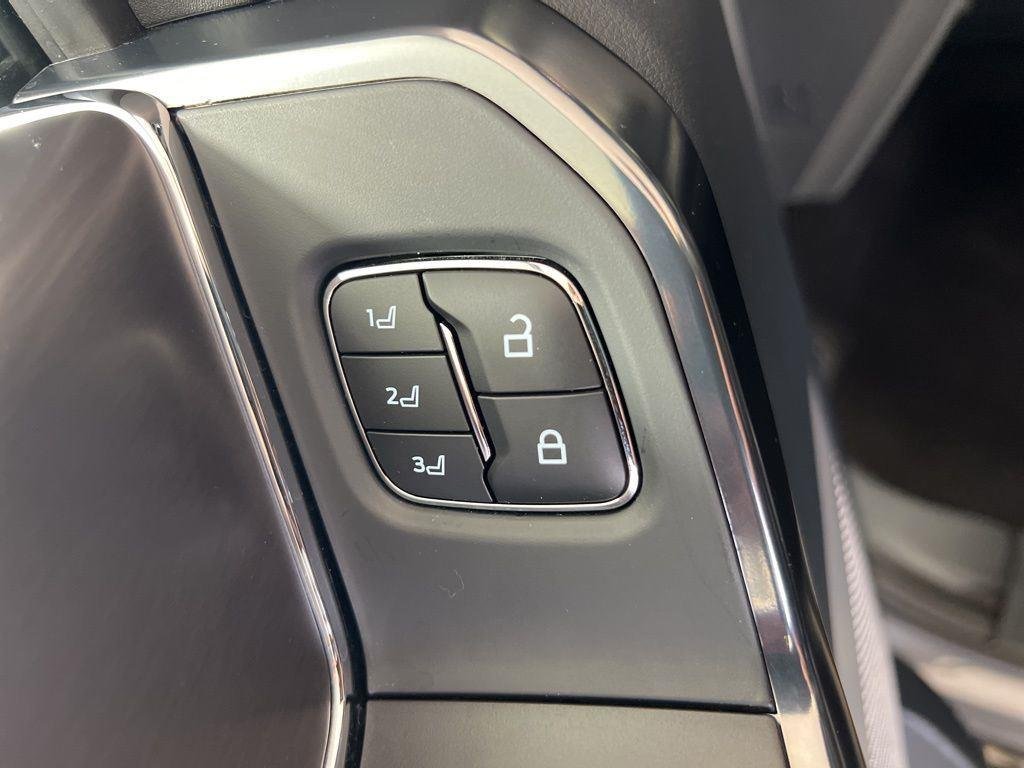 Used 2025 Gray Metallic Ford Platinum image 8