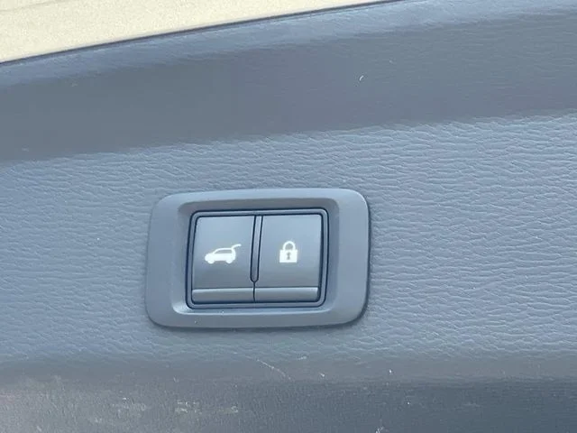 Used 2024  Mitsubishi SE image 9