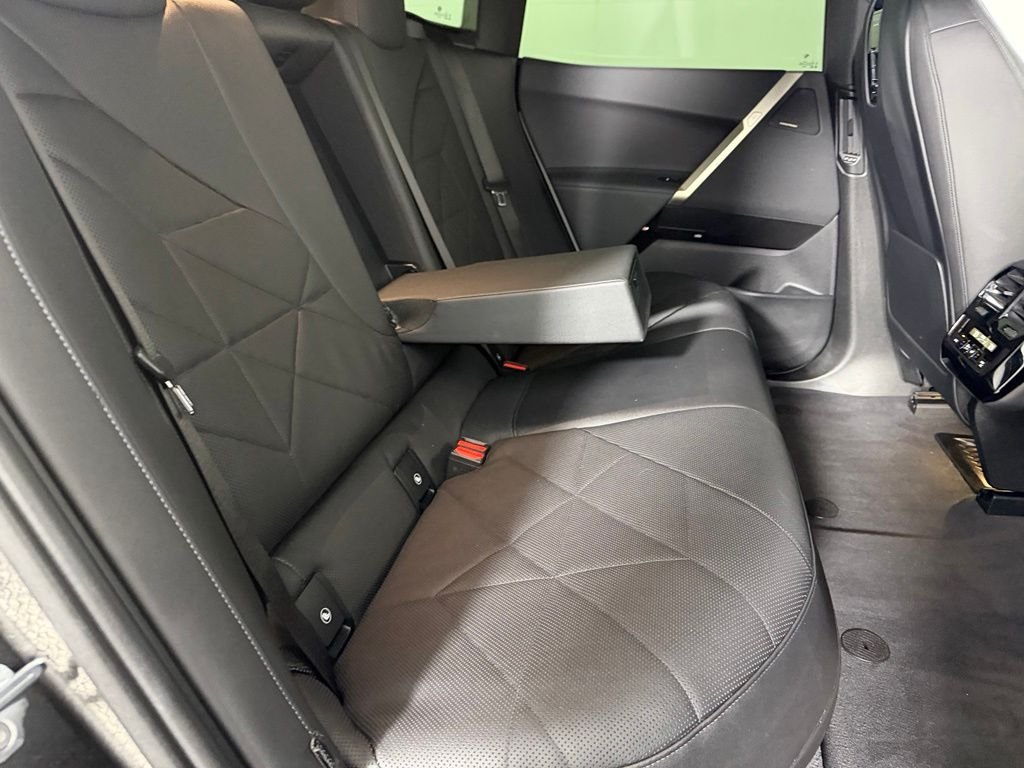 Used 2023 White BMW xDrive50 image 29