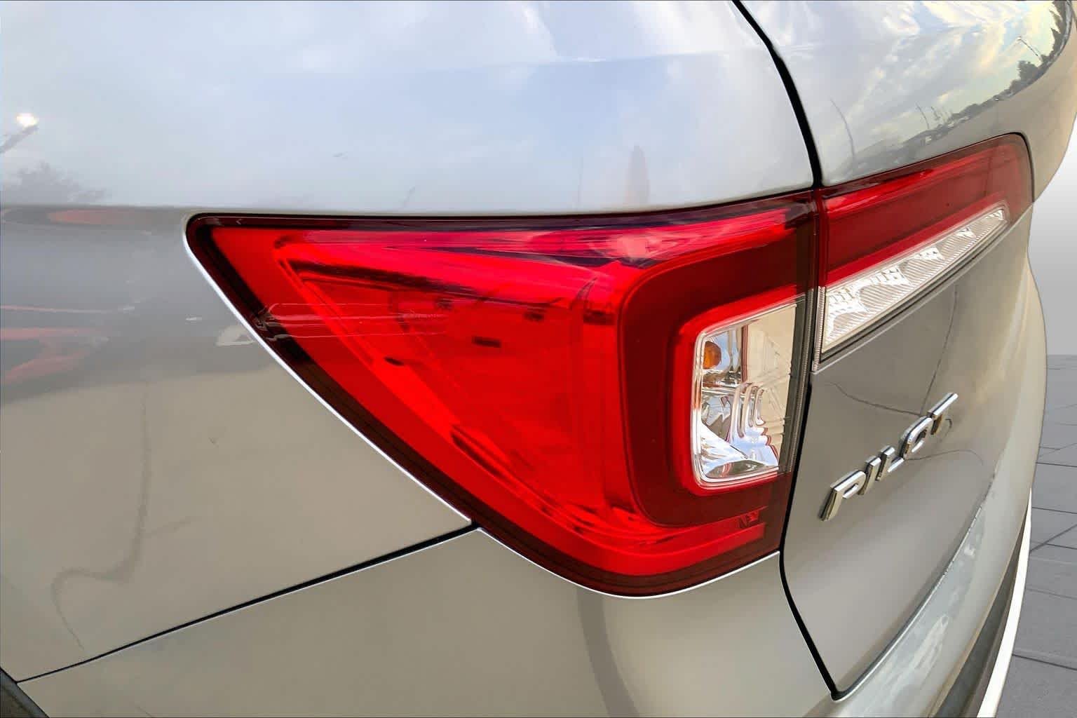 Used 2020 Lunar Silver Metallic Honda Elite image 29