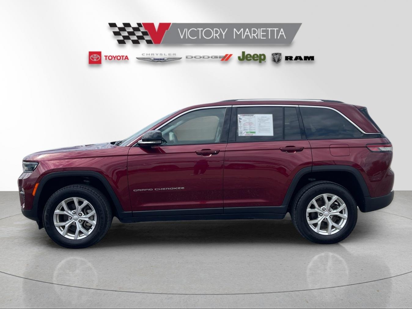 Used 2023  Jeep Limited image 2