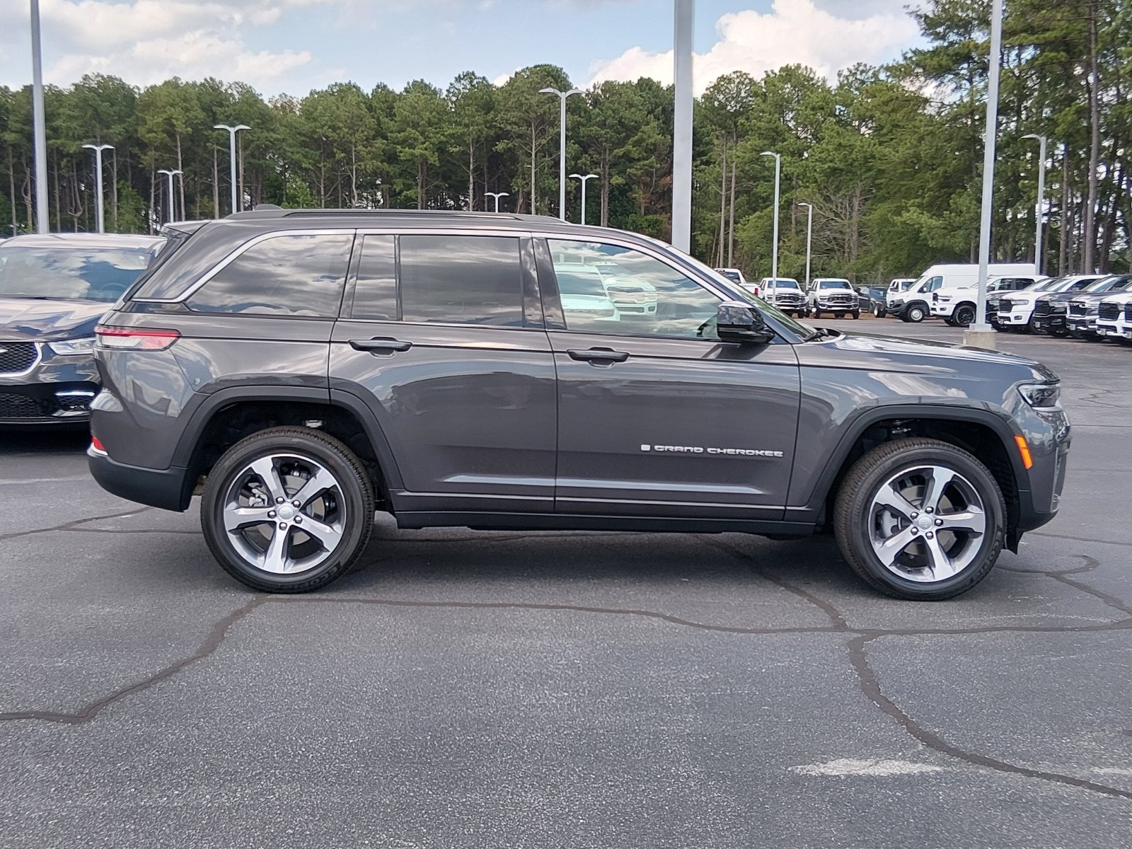 New 2026 Baltic Gray Metallic Clear-Coat Exterior Paint Jeep Limited 4x4 image 2