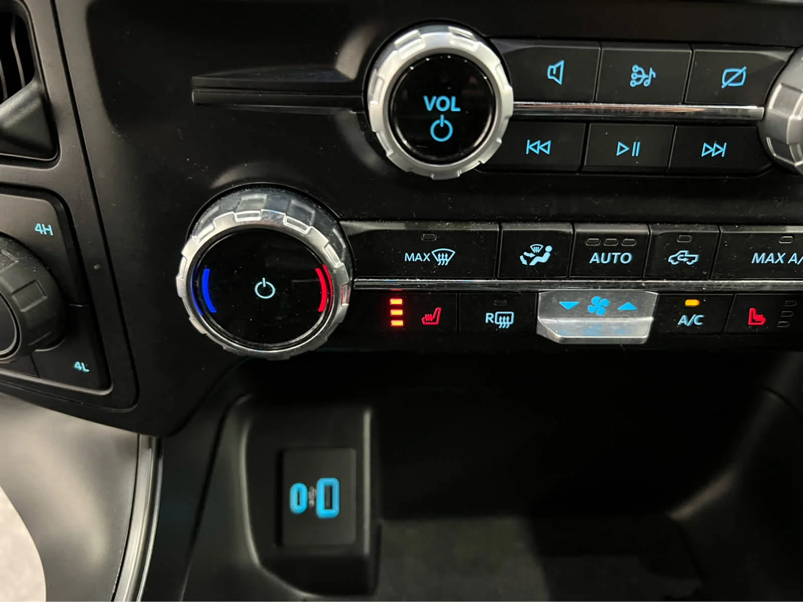 Used 2024 Avalanche Gray Ford XLT image 4