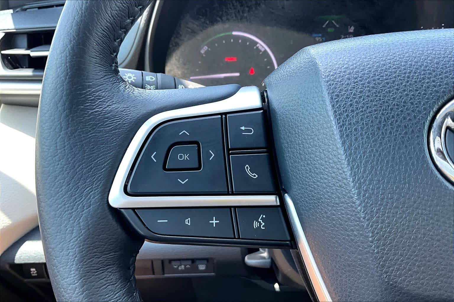 Used 2022 Wind Chill Pearl Toyota XLE image 24
