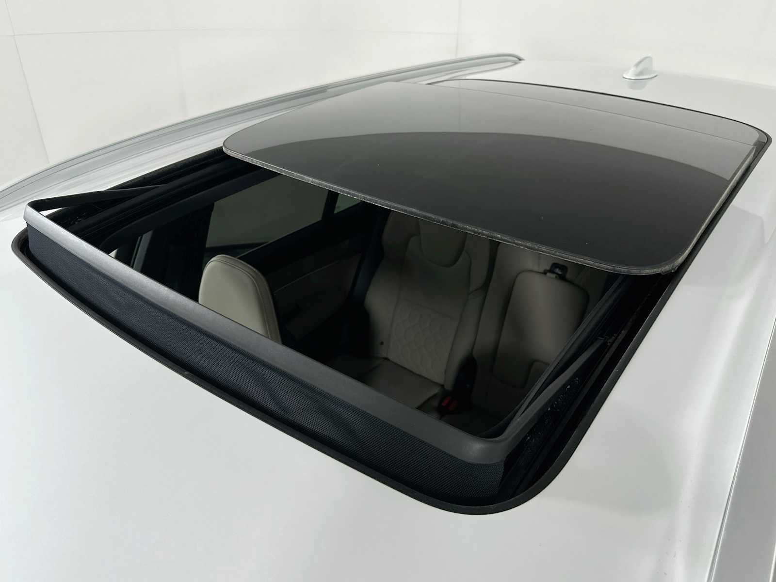 New 2026 Crystal White Volvo Plus image 19