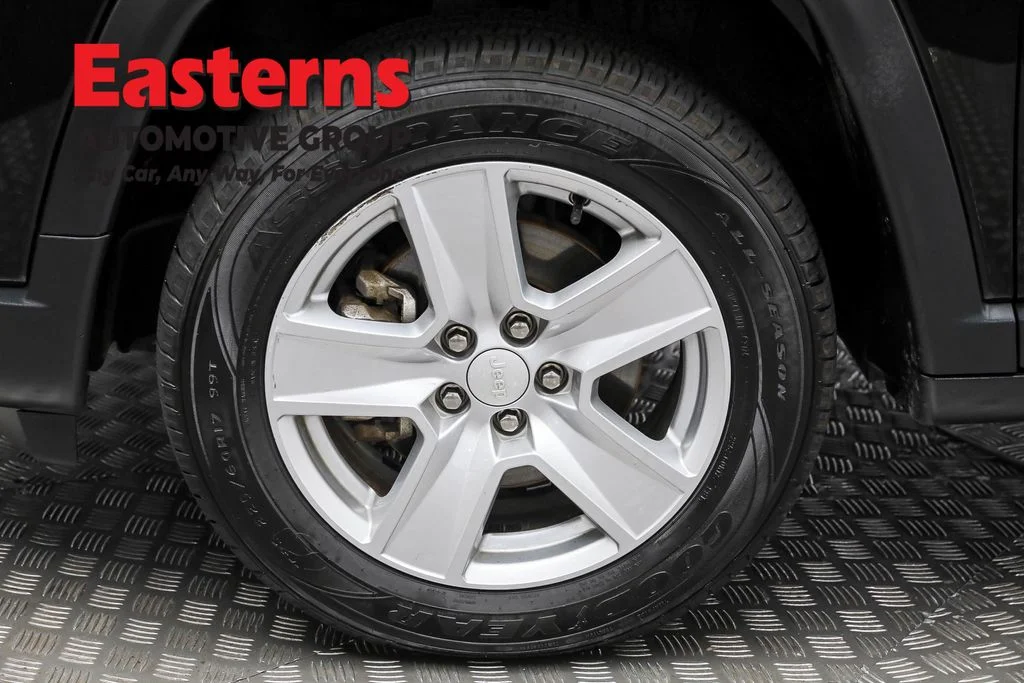 Used 2022 Black Jeep Latitude image 31