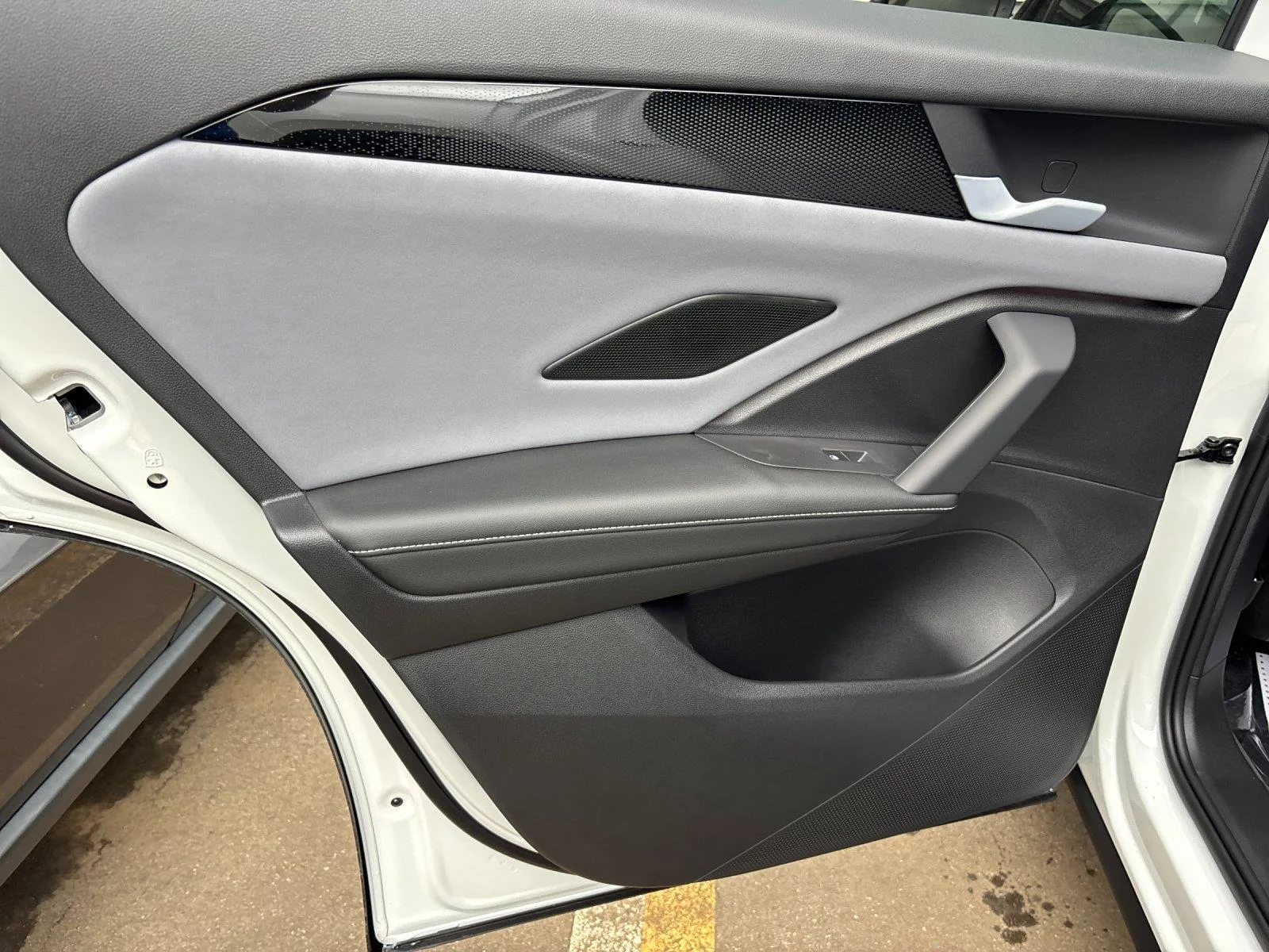 New 2026 opal white with deep black roof Volkswagen SE R-Line Black image 31