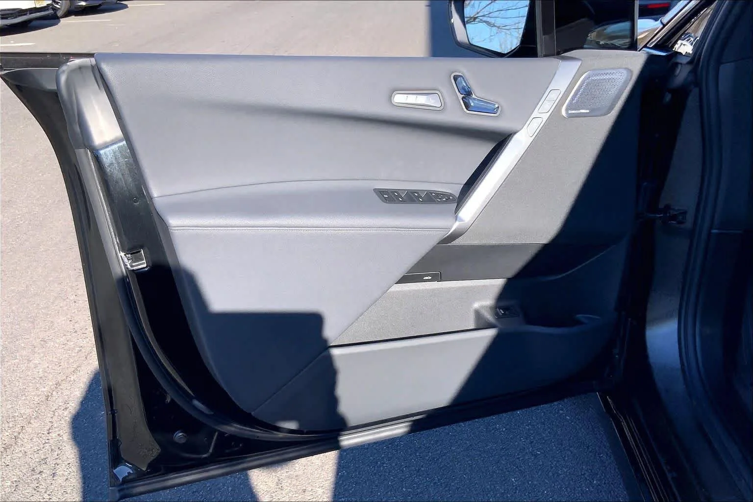 Certified Used 2025 Black Sapphire Metallic BMW M60 image 21