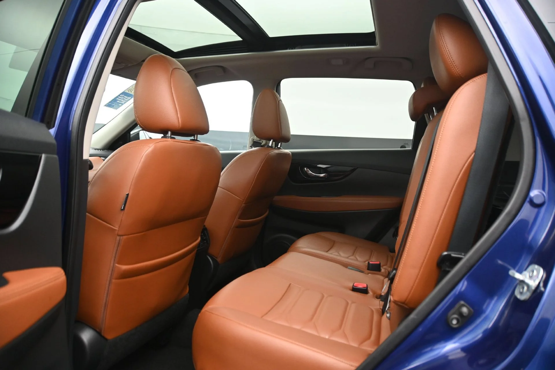 Used 2017 Caspian Blue Nissan SL image 20