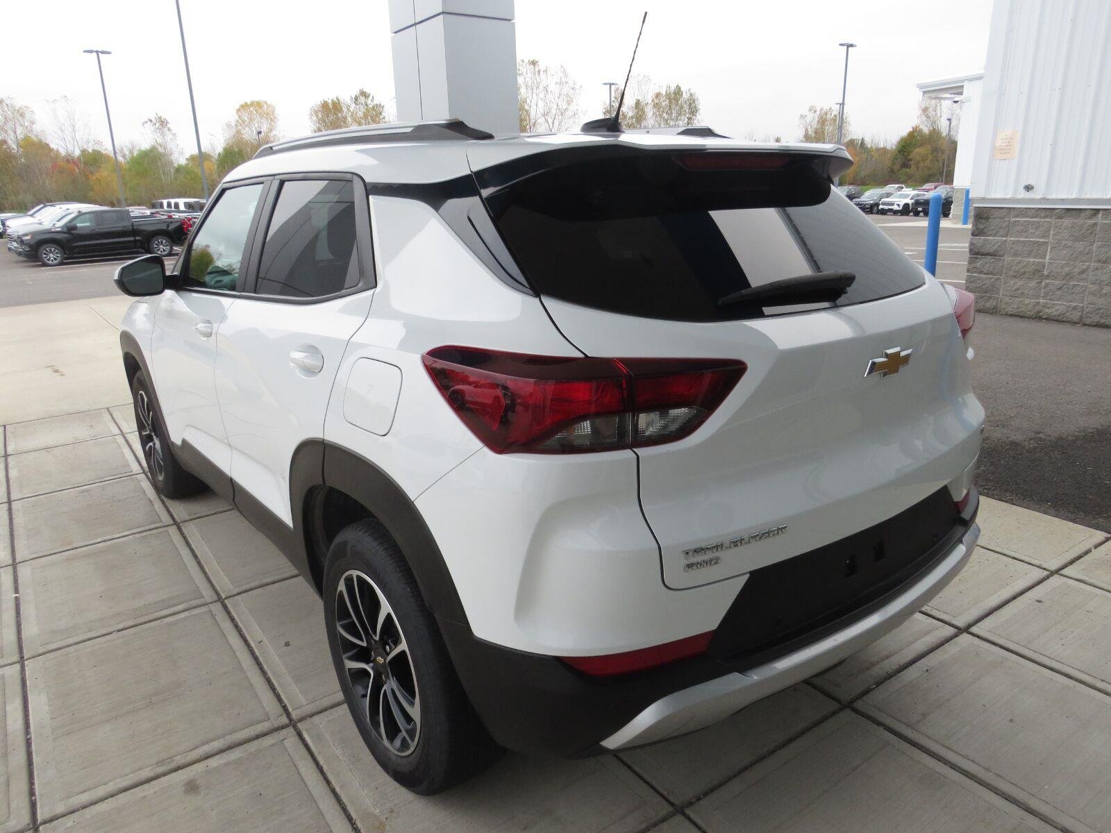 Used 2024 Summit White Chevrolet LT image 9
