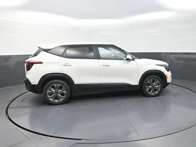 Used 2024 White Kia LX image 10