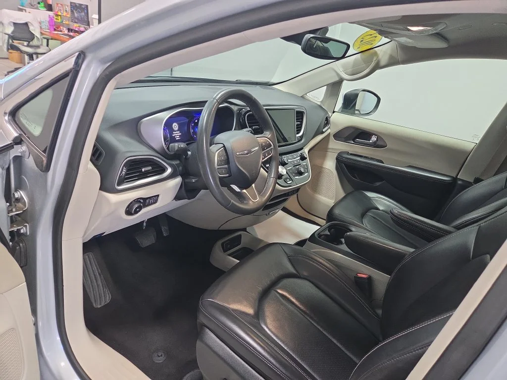Used 2023 Silver Chrysler Touring L image 27