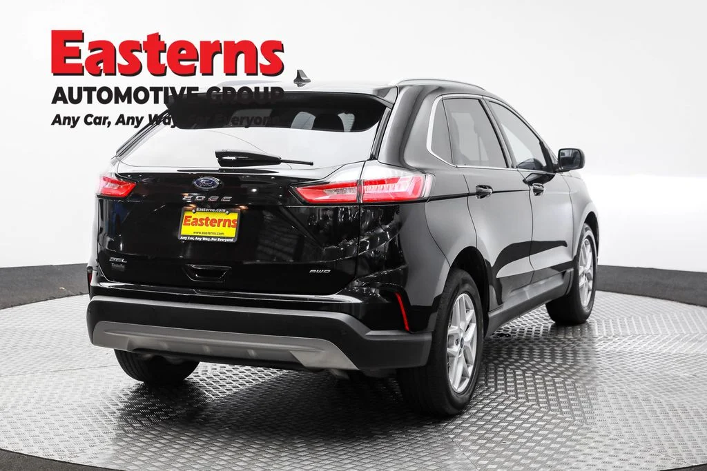 Used 2022 Black Ford SEL image 5