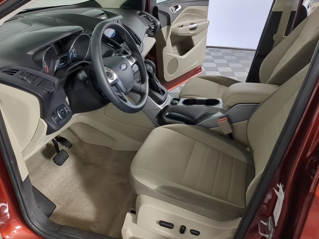 Used 2016 Red Ford SE image 10