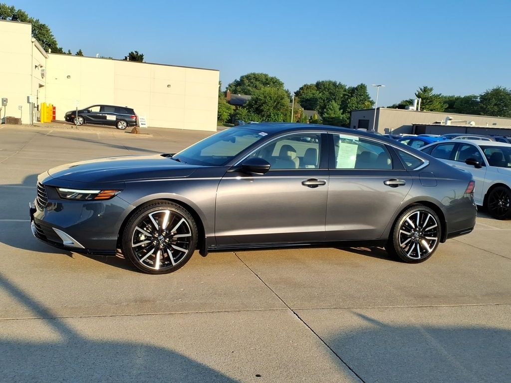Used 2023 Gold Honda Touring image 2