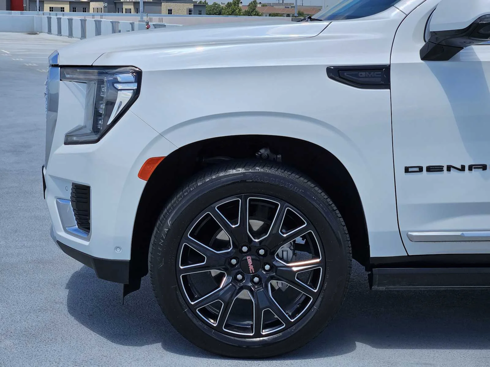 Used 2023 White Frost Tricoat GMC Denali image 9