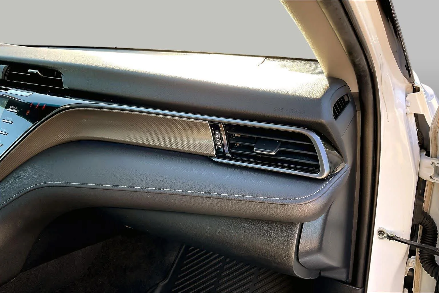 Used 2020 Wind Chill Pearl/Midnight Black Metallic Toyota XSE image 19