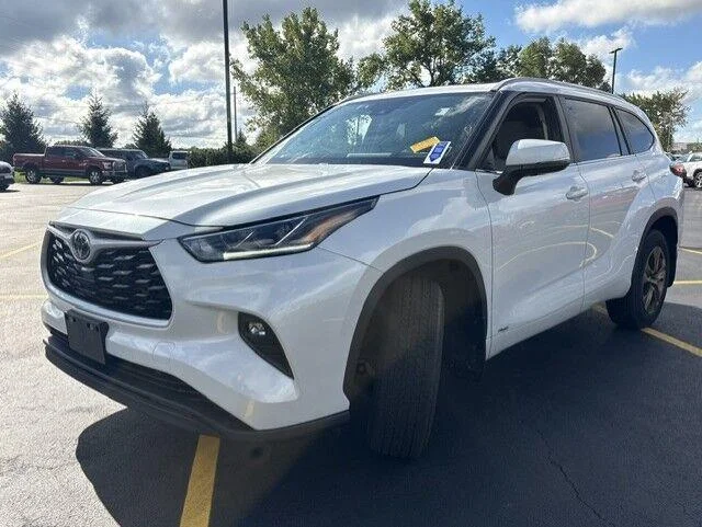 Used 2023 Wind Chill Pearl Toyota Bronze Edition image 7