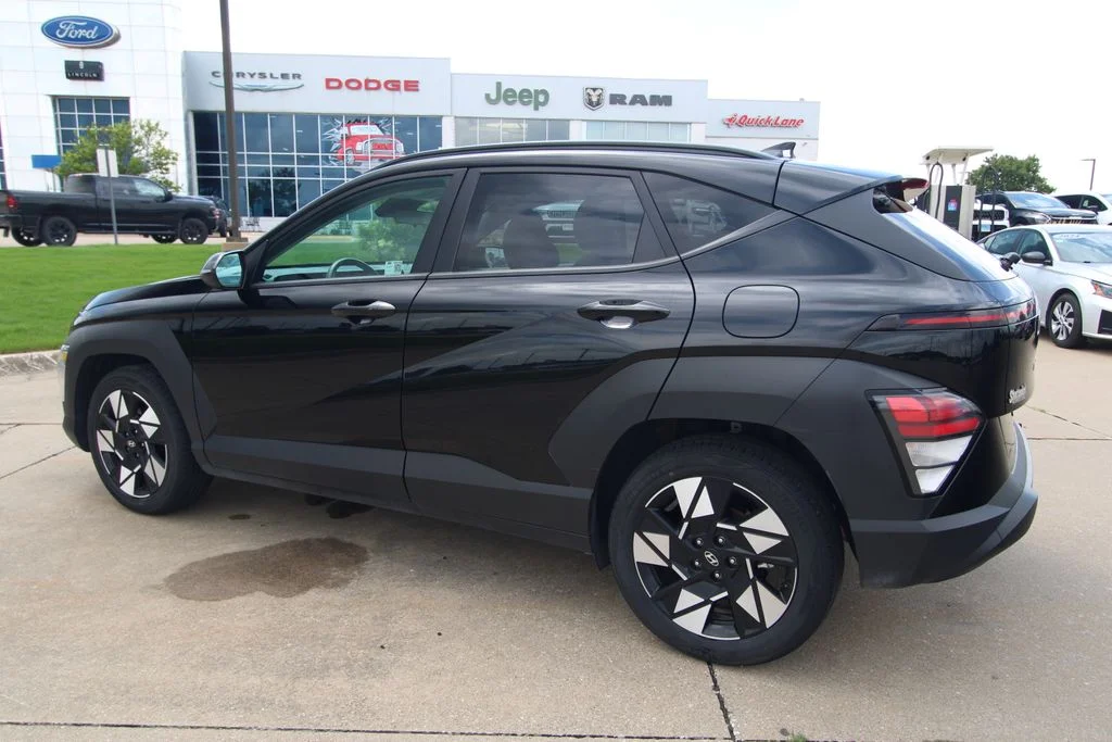 Used 2025 Black Hyundai SEL image 14