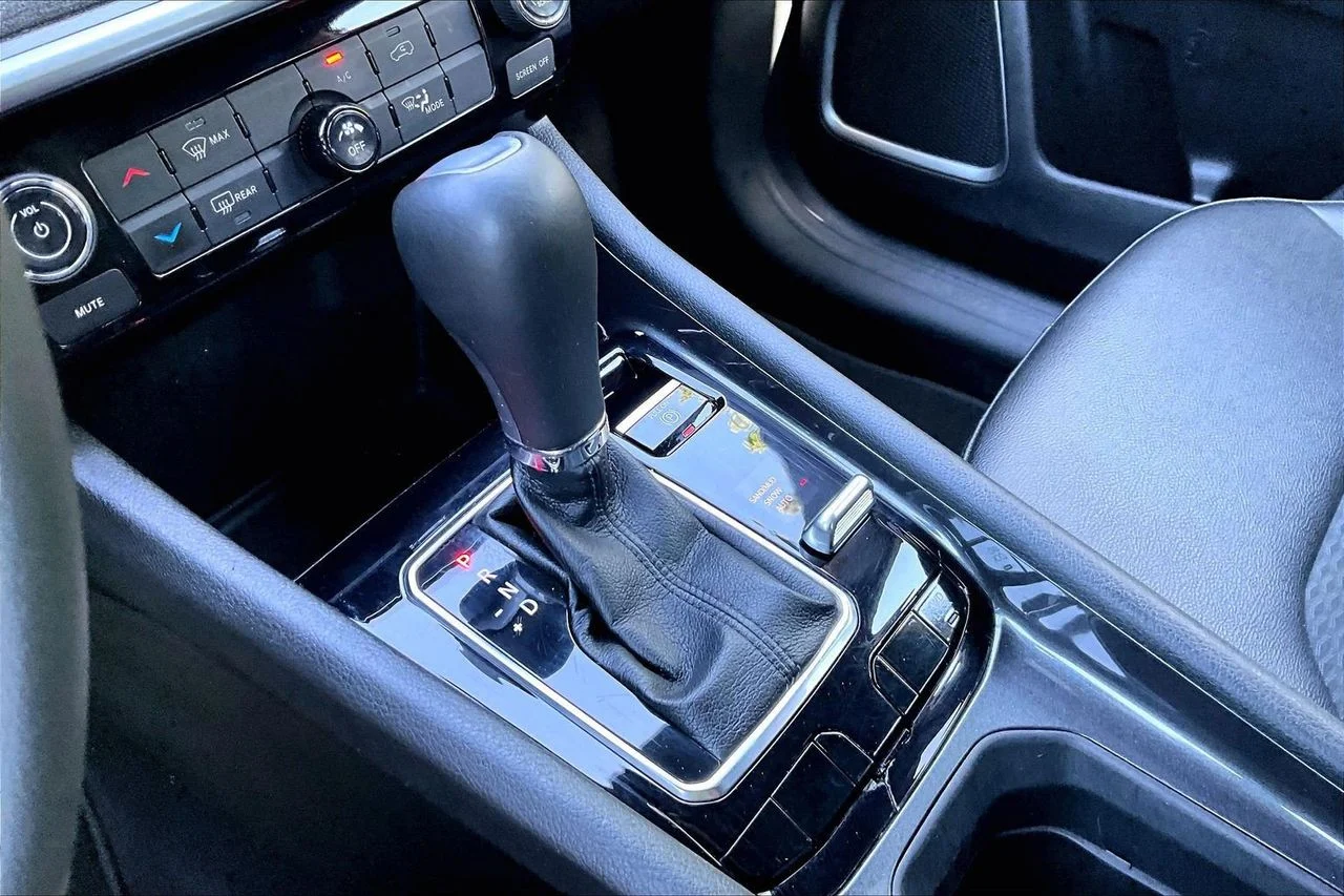 Used 2024 White/off-white Jeep Latitude image 29
