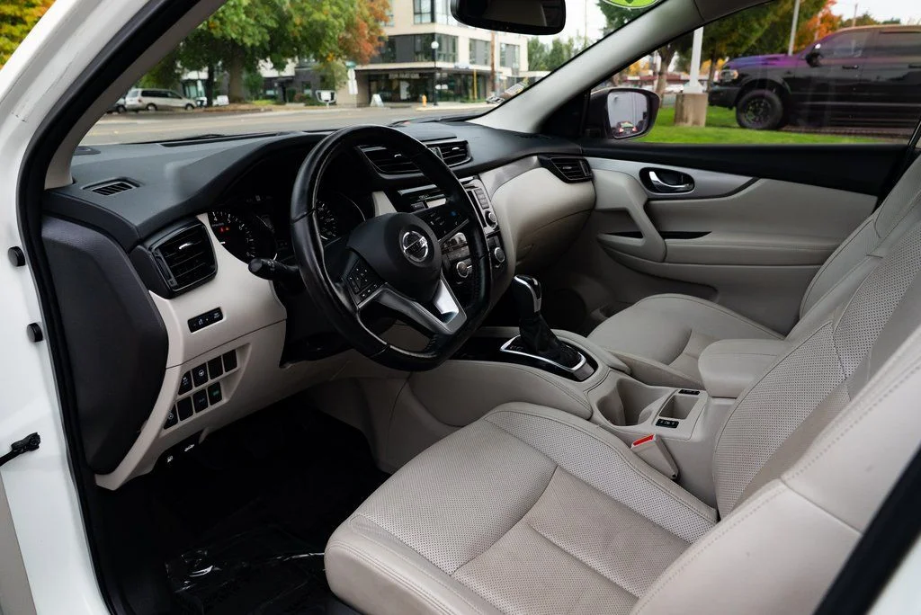 Used 2020 White Nissan SL image 20