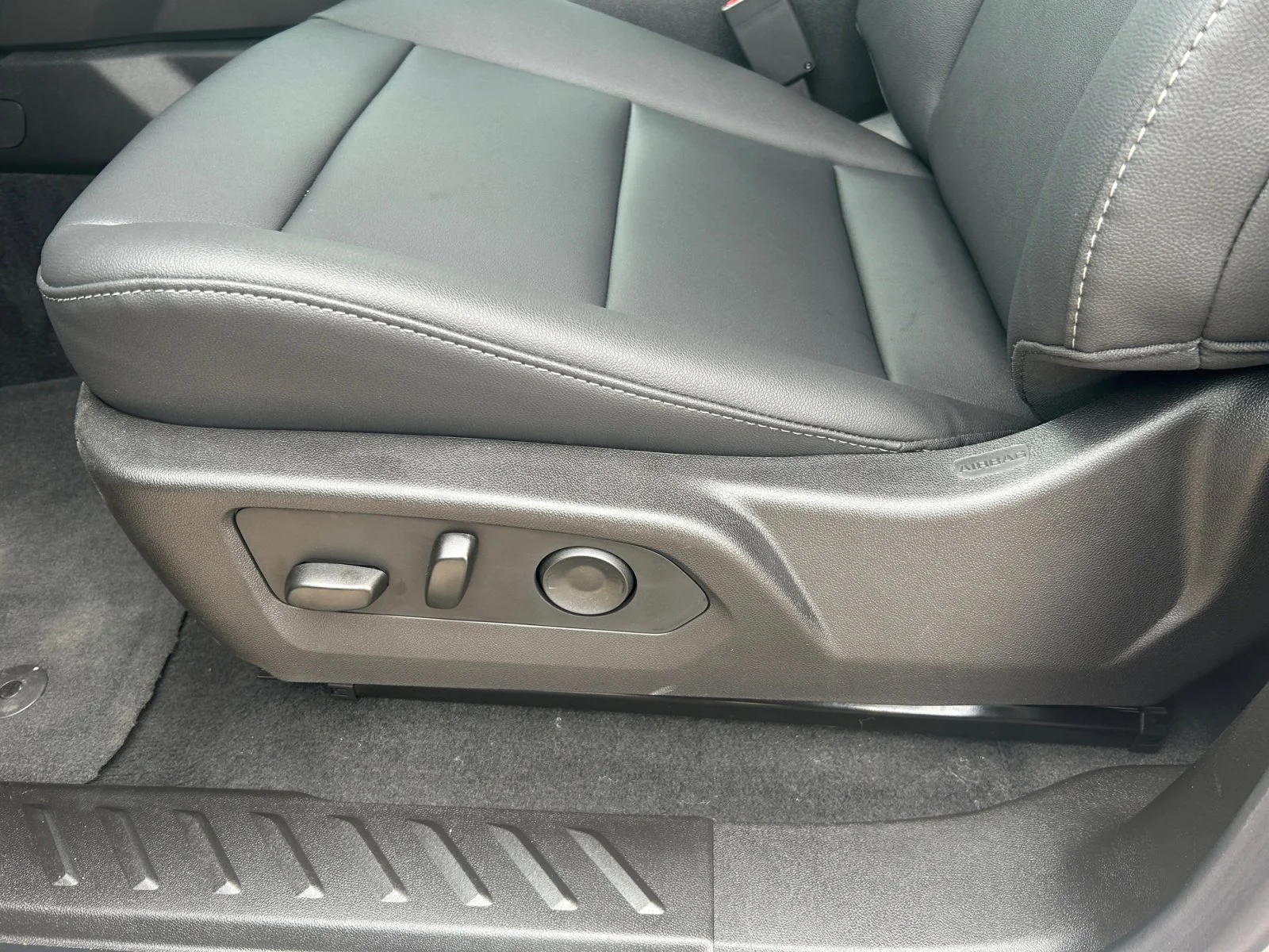 New 2026 Sterling Metallic GMC Elevation image 14