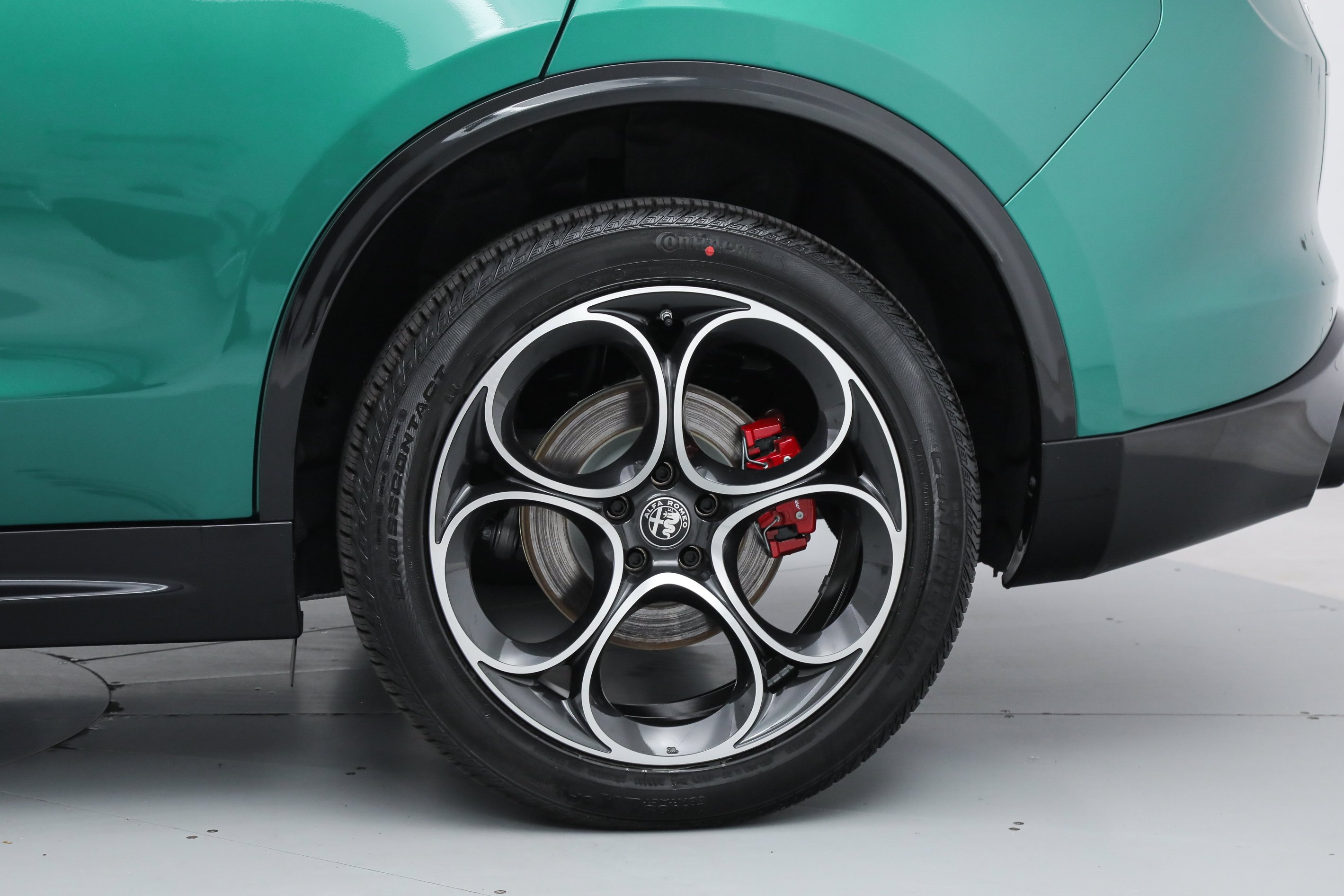 New 2026 Verde (Green) Fangio Metallic Exterior Paint Alfa Romeo  image 19