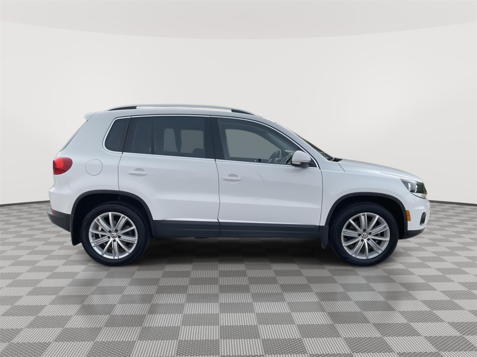 Used 2013 Candy White Volkswagen SE w/Sunroof & Nav image 16