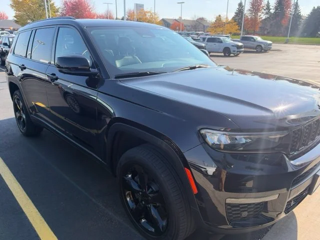 Used 2023  Jeep Limited image 1