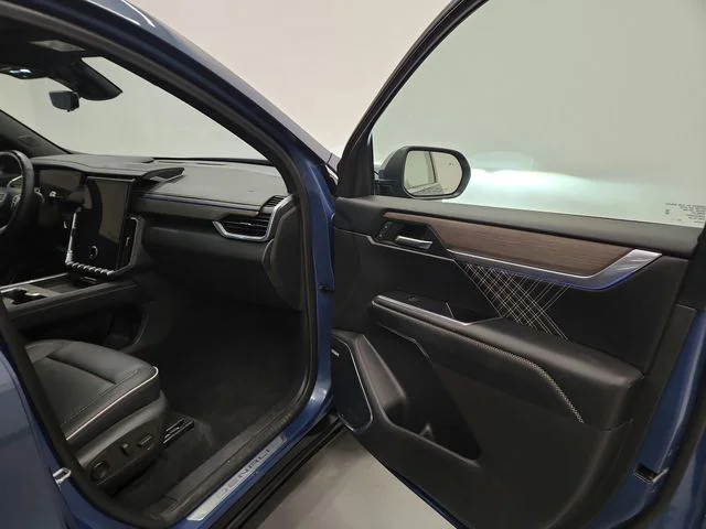 Used 2024  GMC Denali image 27