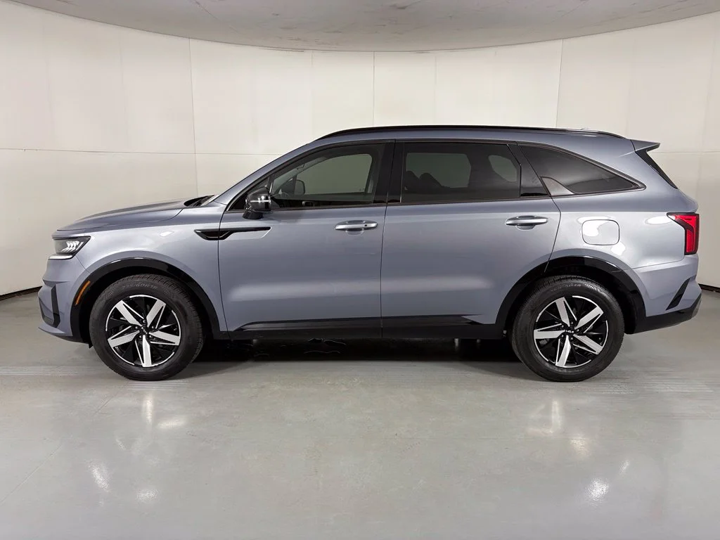 Used 2023 Silver Kia S image 5
