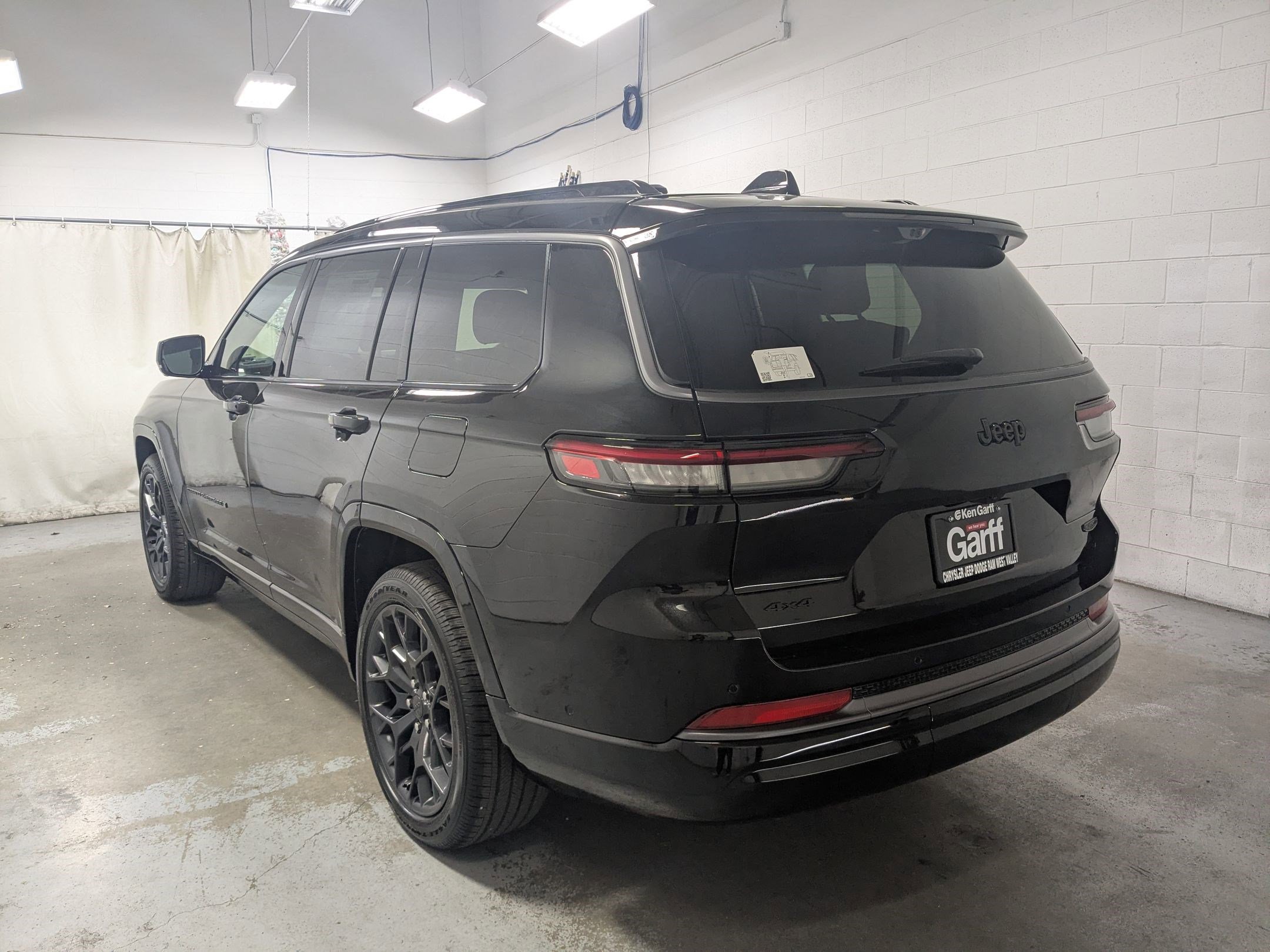 New 2026 Diamond Black Crystal Pearl-Coat Exterior Paint Jeep Summit image 7