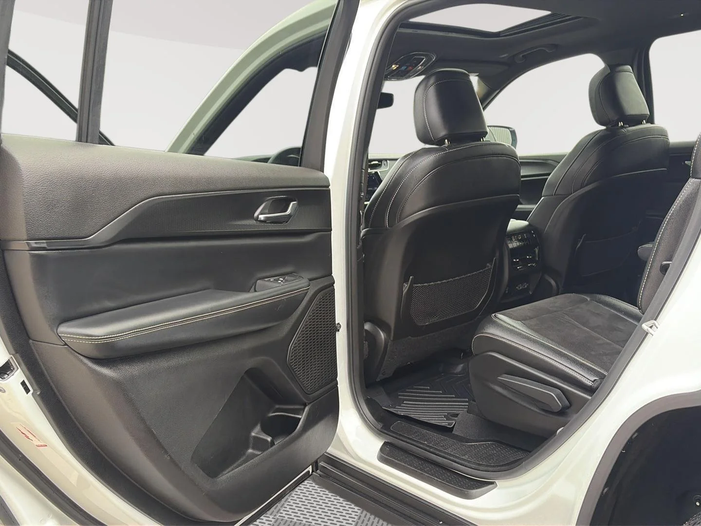 Used 2024 Bright White Clearcoat Jeep Altitude X image 26