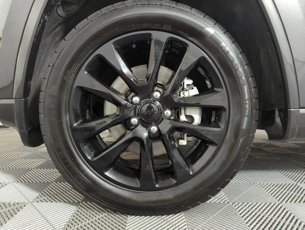 Used 2021 Crystal Metallic Jeep Laredo X image 21