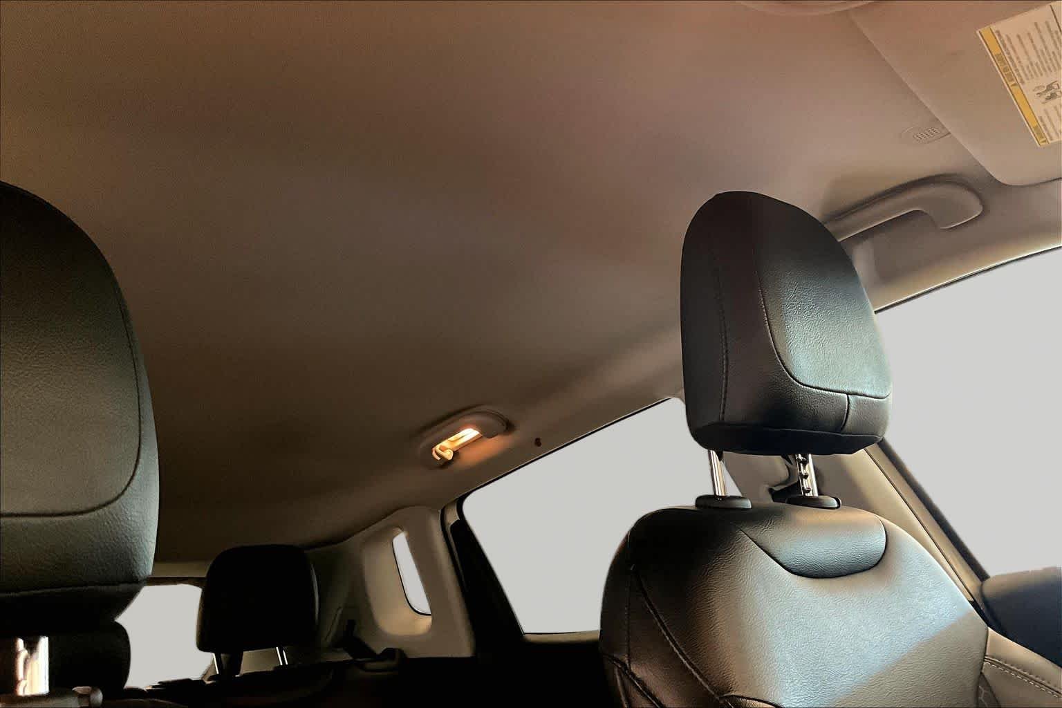 Used 2020 White Clearcoat Jeep Latitude image 12