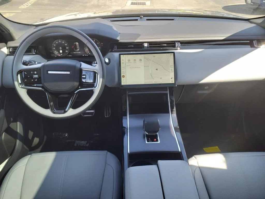 New 2026 Santorini Black LAND ROVER Dynamic SE image 6