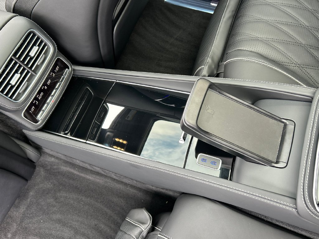 New 2026 MANUFAKTUR Moonlight White Metallic Mercedes-Benz Maybach GLS 600 image 67