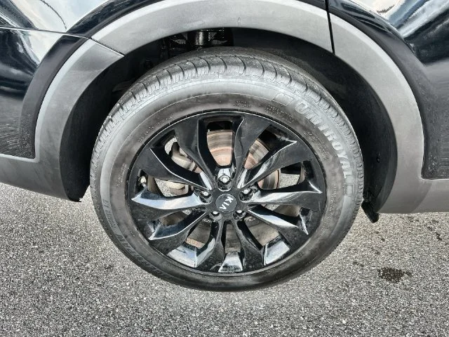 Used 2020 Black Kia S image 19