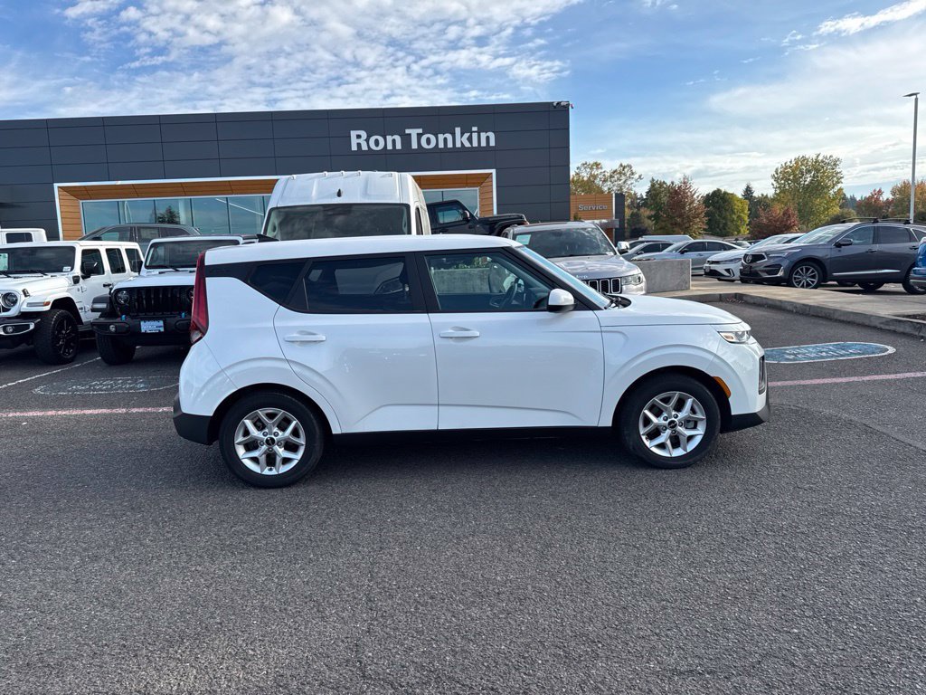 Used 2022 Snow White Pearl Kia LX image 10