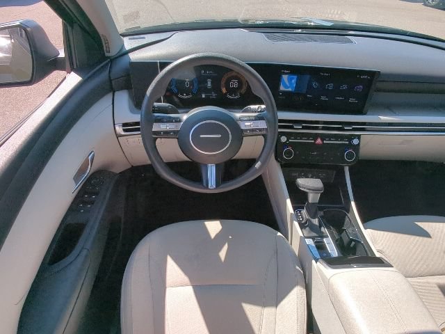 Used 2025  Hyundai SEL image 19