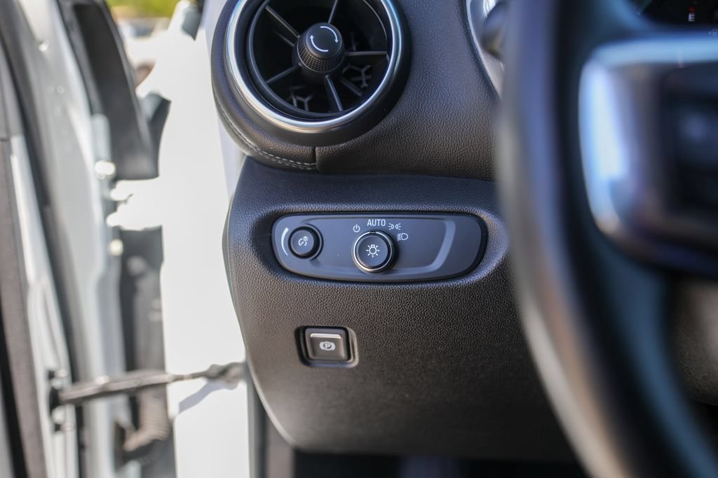 Used 2020 SUMMIT WHITE Chevrolet LT image 18