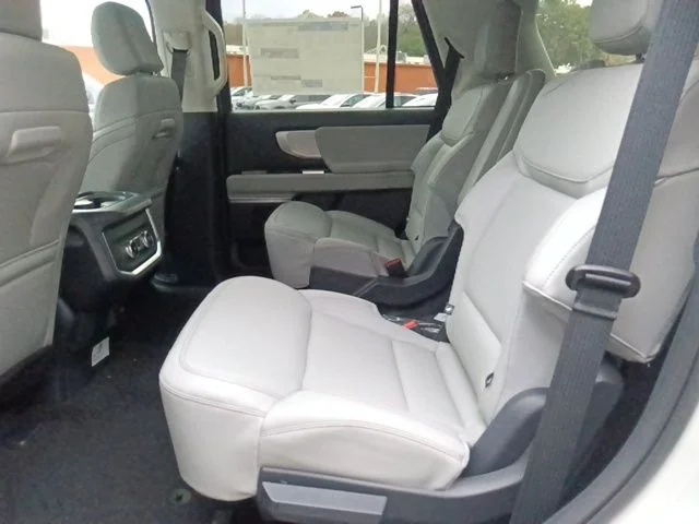 New 2025 Star White Metallic Tri-Coat Ford Active image 27