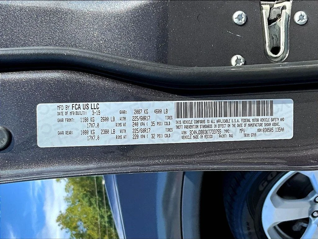 Used 2019 Crystal Metallic Jeep Latitude image 19