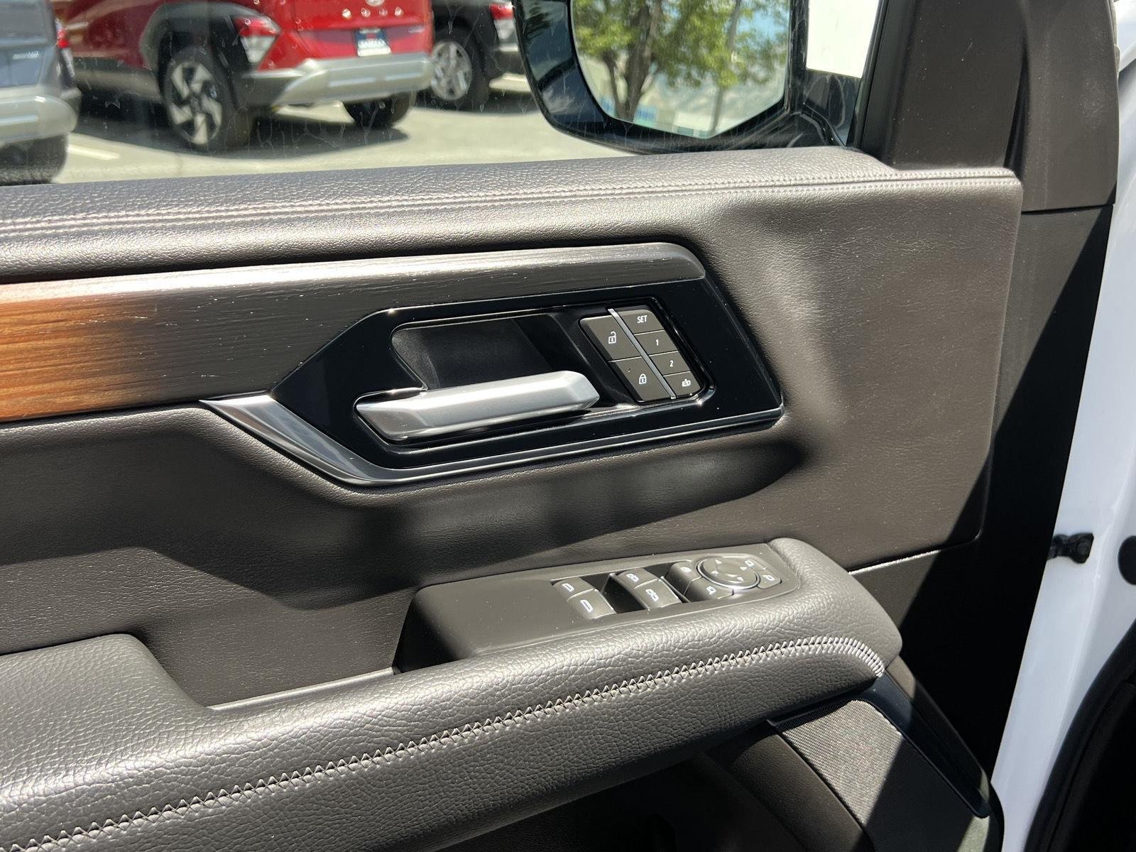2025 GMC Yukon Denali - Photo 33
